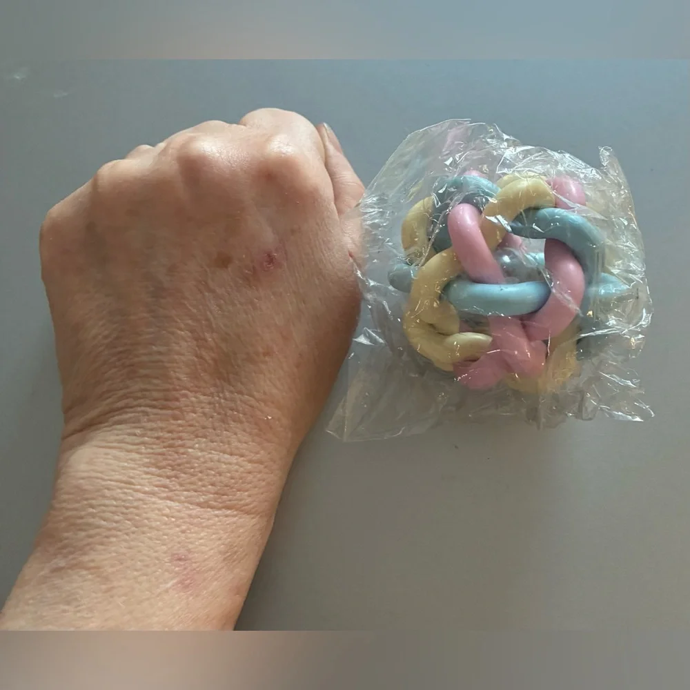 🩵 Pastel Interlocking Knot Ball Toy with Center Bell for Dogs and Cats